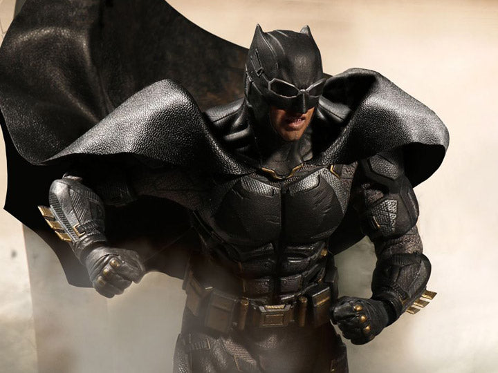 Mezco outlet Tactical Suit Batman - Justice League