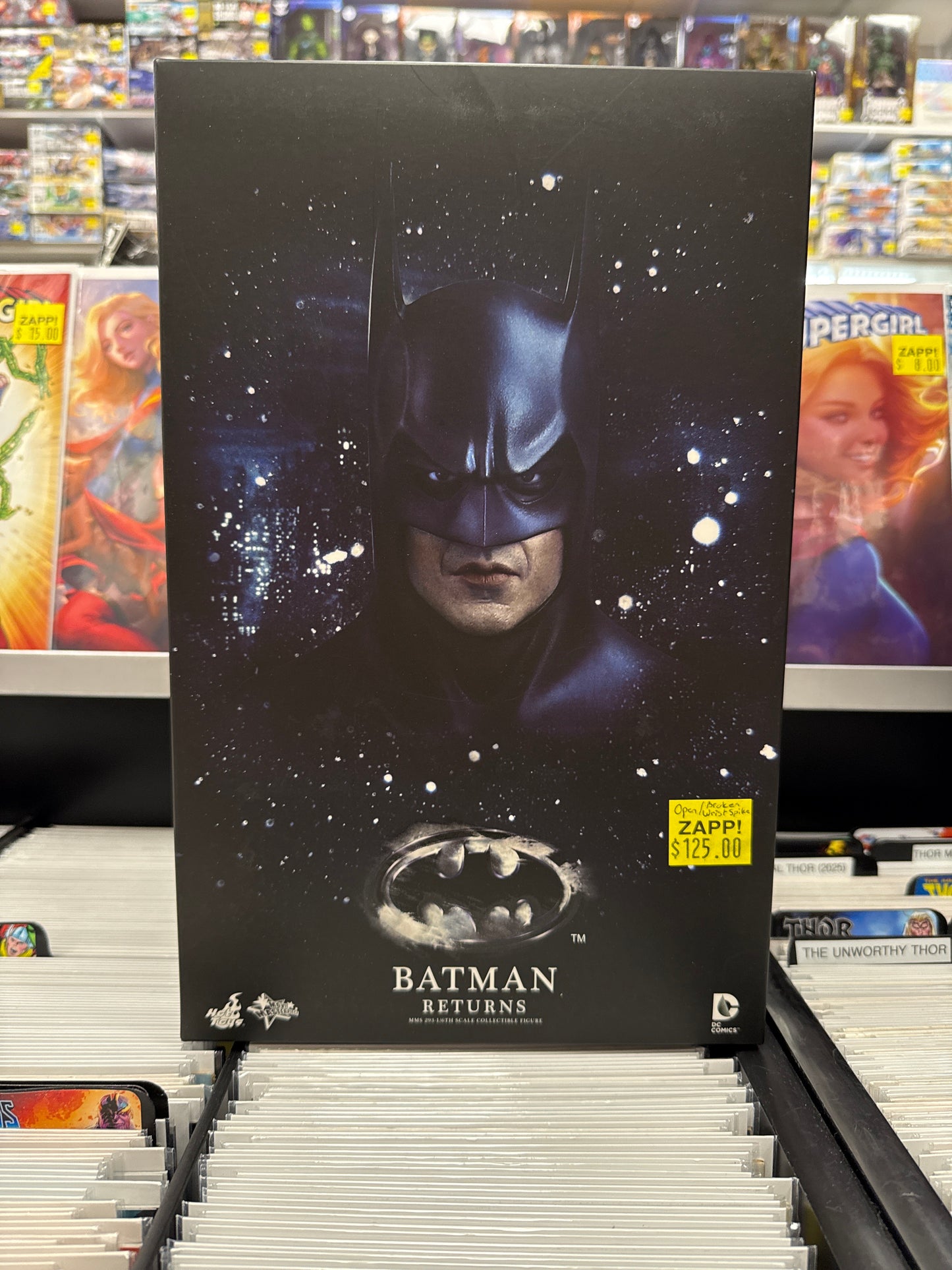 Hot Toys Batman Returns Batman MMS293 1/6 Scale (Open/Broken Wrist Spike)